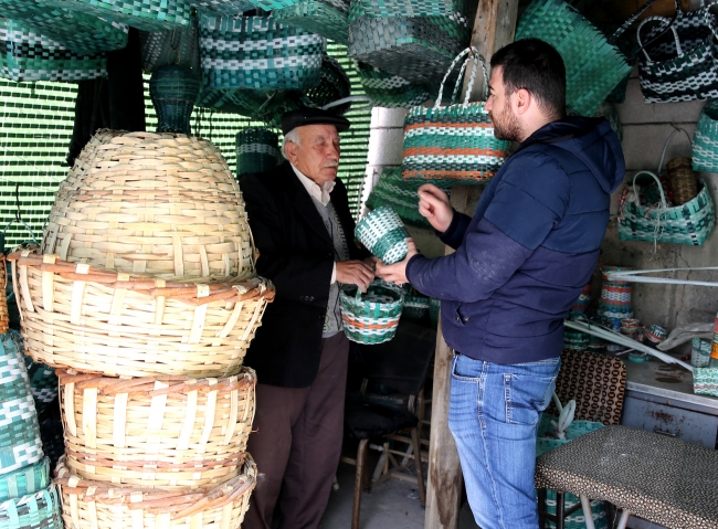 70 yıldır sepet örerek ekmeğini kazanıyor